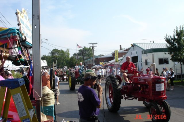 dupagecountyfairjuly2006tractorparade1.jpg